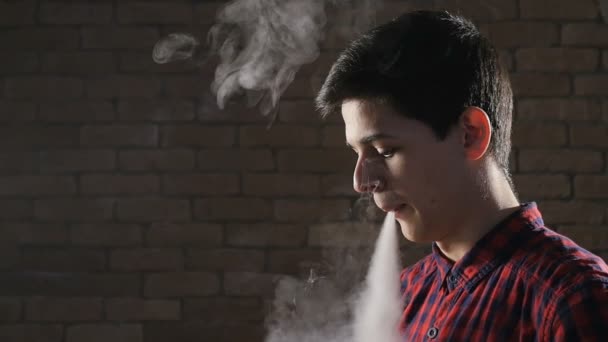 Mladý chlapec dojímá s tuctem Medusa jako kouř kroužky v některých studio — Stock video