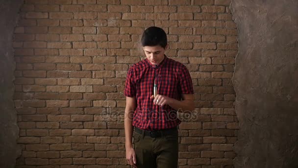 Jonge jongen inhaleert en rook ringen rechts stuurt naar een camera man, in slowmotion — Stockvideo