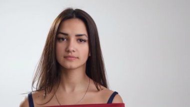 Güzel kahverengi saçlı ve açık bir genç kız gülümsüyor mutlu studio omuzlar