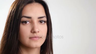 Güzel kahverengi saçlı genç bir kız ve onu güzel bir çukur gülümsüyor iyi çene