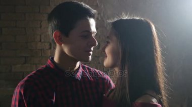 Genç bir çift bir Escomo öpücük ve birkaç tutkulu öpücükler birbirlerine vermek