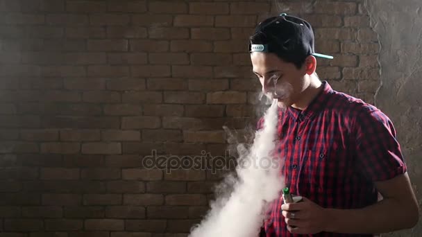 Mladý chlapec dělá kouř kroužky jako kouzelník, posílání ten poslední s rukou — Stock video