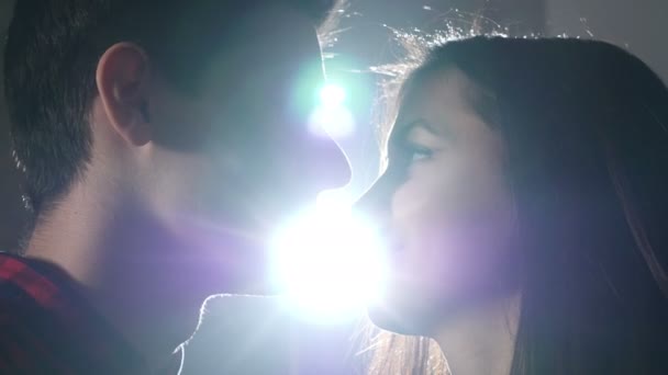 若いカップルは、お互いに Escomo キスをしていくつかの情熱的なキスを与える — ストック動画