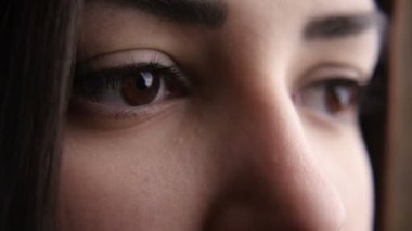 Bir genç kız güzel kahverengi saçlı ve bir tendeskin Mona Liza gibi görünüyor