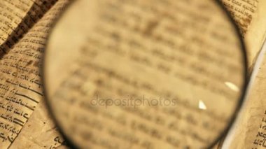 Yuvarlak el lens bazı eski İbranice Metin büyüterek bir bilim adamı elle tutulur