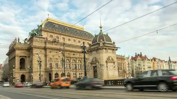 Het nationale theater van Praag, haar historische gebouw, shot als een timelapse — Stockvideo