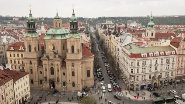 Praça Wentceslas com edifícios antigos e torres como uma timelapse aérea — Vídeo de Stock