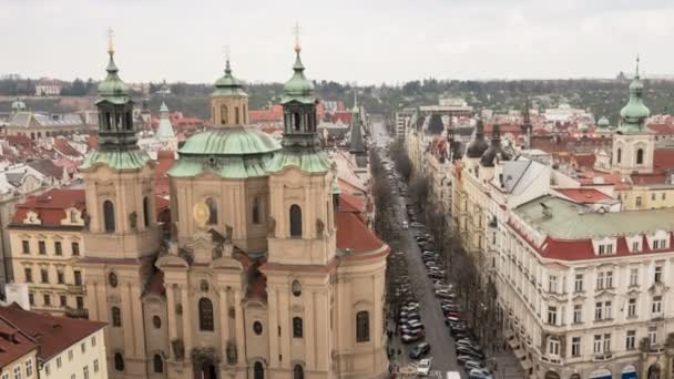 Вентчеславская площадь со старыми зданиями и набегающими людьми, как воздушное время — стоковое видео