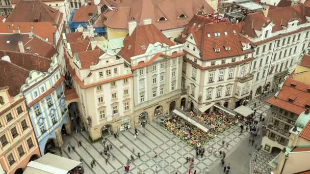 Plein van de oude stad met zijn sprookje gebouwen en torens als een timelapse luchtfoto — Stockvideo