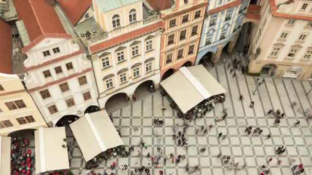 Praça da Cidade Velha com seus edifícios góticos e torres como uma cronologia aérea — Vídeo de Stock