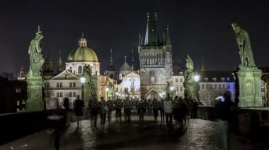 Turistler Charkes Köprüsü'nde gece güzelliği ile bir timelapse etkilendim.