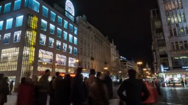 Sokakta bir timelapse vurdu kafelere Prag akşamları, süpermarket