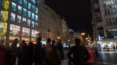 Zaman atlamalı Prag Staromestske kare önde gelen Merkezi street vurdu