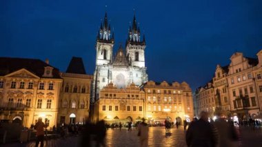 Güzel eski kule salonu Praque bir zaman atlamalı olarak eski bir horologue ile vurdu