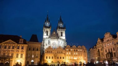 Muhteşem Staromestske kare bir zaman atlamalı olarak akşamları vurdu