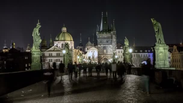 El puente de Charles en la noche con multitudes de turistas disparados como un lapso de tiempo — Vídeos de Stock