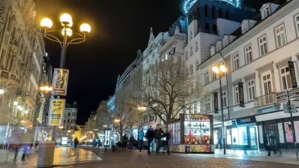 La calle central de Praga que conduce a la plaza Staromestske tiro como un lapso de tiempo — Vídeos de Stock