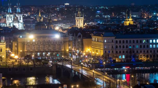 Eski heykeller, Charles Köprüsü'nün Timelapse yaktı fenerler ve turist — Stok video