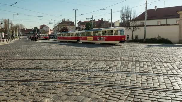 Frekventované ulice Prahy s pohybující se tramvaje a auta zastřelen jako timelapse — Stock video
