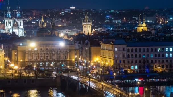 Karlův most v noci se proudy turistů jako časová prodleva — Stock video