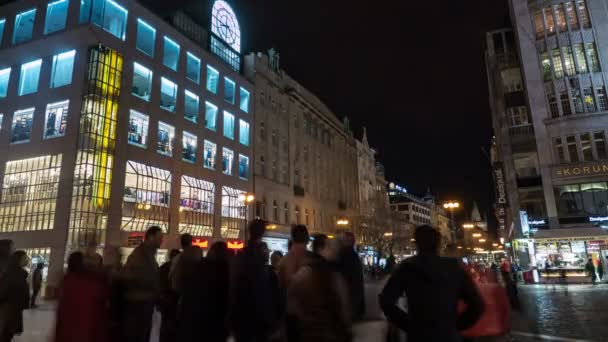 Snabbköpet på gatan cenral Prag på kvällen sköt som en timelapse — Stockvideo