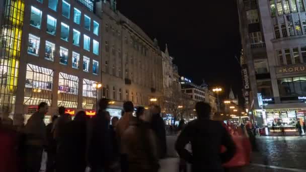 La calle central de Praga que conduce a la plaza Staromestske tiro como un lapso de tiempo — Vídeo de stock
