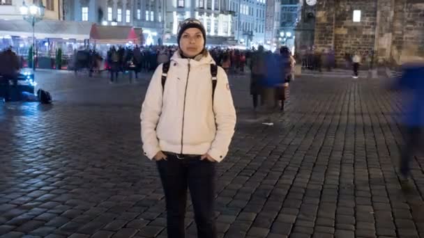 Turista feliz com uma mochila na praça Staromestske, tiro como um lapso de tempo — Vídeo de Stock