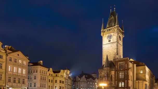 La vecchia sala della torre illuminata con un antico orologo a Praque come un time lapse shot — Video Stock