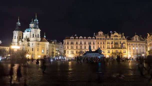 Praça Staromeske, uma antiga praça de Praga, à noite, como um lapso de tempo — Vídeo de Stock