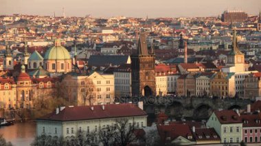 Vltava Nehri üzerinde bir timelapse vurdu onun bentleri Gotik binalar