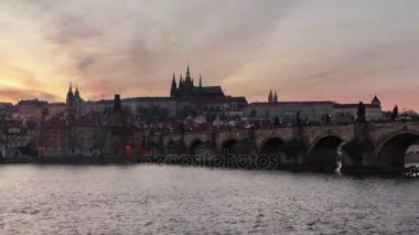 Prag'daki Charles Köprüsü zaman atlamalı bir gün gece geçiş ile