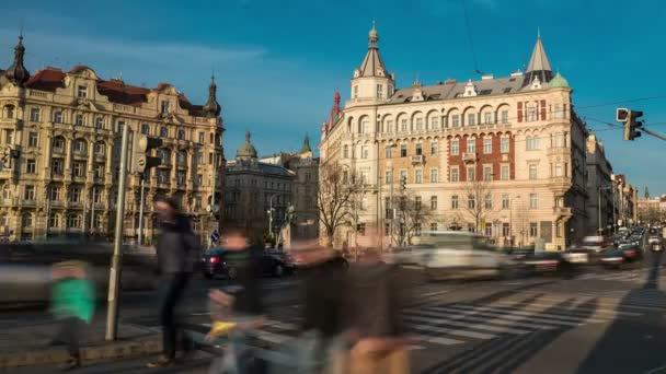 時間の経過として忙しい交差点と昼間でプラハの中央広場 — ストック動画