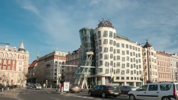 Ο Φρεντ και τζίντζερ σπίτι της Πράγας, κατασκευασμένο από γυαλί, σε μοντέρνο στιλ διασυνδεδεμένοι — Αρχείο Βίντεο