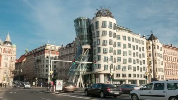 Het huis van de Dancing van Praag, gemaakt van glas, in een moderne stijl van deconstructieve — Stockvideo