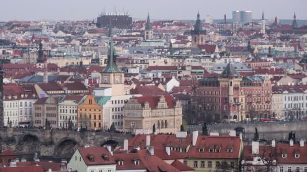Ποταμού Μολδάβα στην Πράγα, ωραία επιχωμάτων πυροβοληθεί ως ένα timelapse — Αρχείο Βίντεο