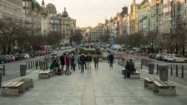 Prague, Çek Cumhuriyeti - 24 Şubat 2017: Wentceslas Hyperlapse Meydanı ile bahar ipressive eski tarihi binalarda — Stok video