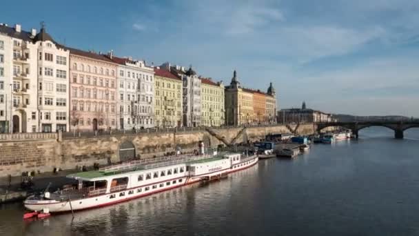 Hyperlapse shot del fiume Vlava a Praga in tutta la sua bellezza — Video Stock