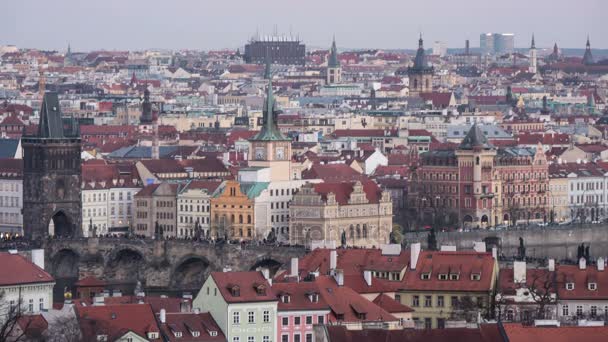 Prague, sa partie centrale, prise comme un temps de transition du jour à la nuit — Video