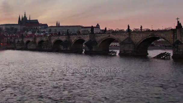 Karlův most a úžasné časosběrné natáčení v den noční pohled