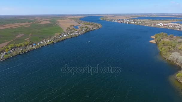 Φάρος στα όμορφα νερά του ποταμού Dnipro με τις όχθες του ποταμού δύο — Αρχείο Βίντεο