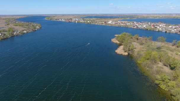 Luftaufnahme des glitzernd blauen Wassers des Dnipro mit zwei Flussufern — Stockvideo