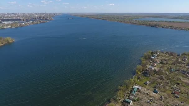 Aerial shot of a river bank with small summer cottages on it and gorgeous waters — Stock Footage Aerial shot of a river bank with small summer cottages on it and gorgeous waters Royalty Free Stock Video