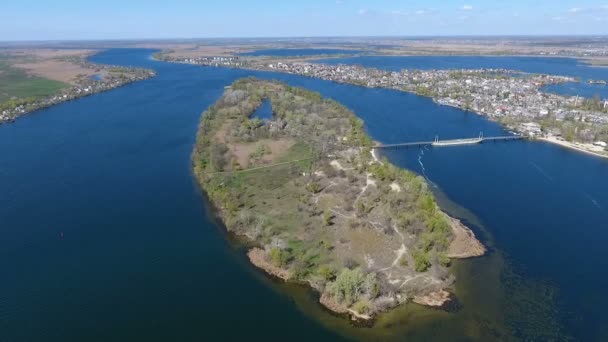 Luftaufnahme einer erstaunlichen Flussinsel, bedeckt mit wildem Waldgrün — Stockvideo