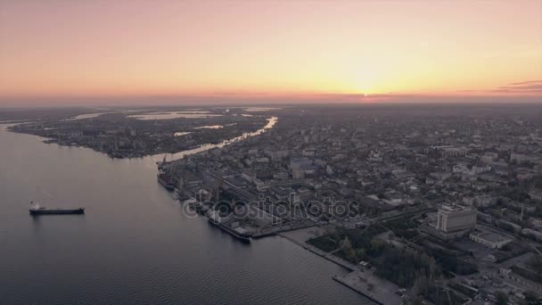 Foto aérea del terraplén del río Kherson al atardecer a principios de la primavera en Ucrania — Vídeos de Stock