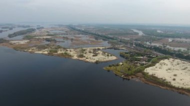 Hava güneşli bir günde çok sayıda kumlu adacıkları ile Dnipro nehir havzası vuruşta