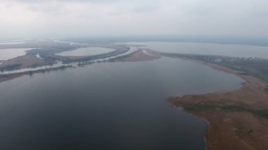 Küçük adacıkları, girişleri ve göller ile Dnipro Nehri'nin kıyı şeridi hava atış