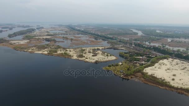 Luftaufnahme des Dnipro-Flussbeckens mit zahlreichen sandigen Inselchen an einem sonnigen Tag — Stockvideo