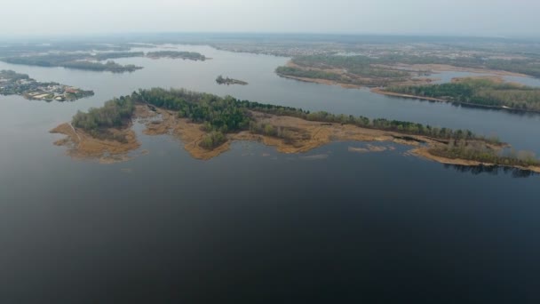 Foto aérea de pequeños islotes en el río Dnipro con costa de cuevas y afluencias — Vídeo de stock