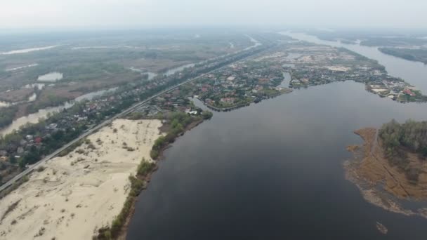 Luftaufnahme der Zuflüsse und Seen an der Küste des Flusses Dnipro — Stockvideo