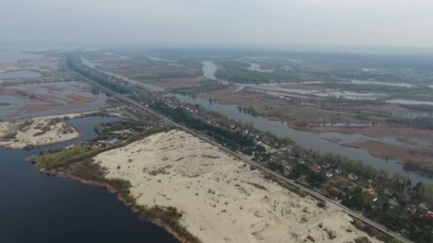 Foto aérea de pequeños islotes arenosos en el río Dnipro con entradas de cuevas — Vídeo de stock